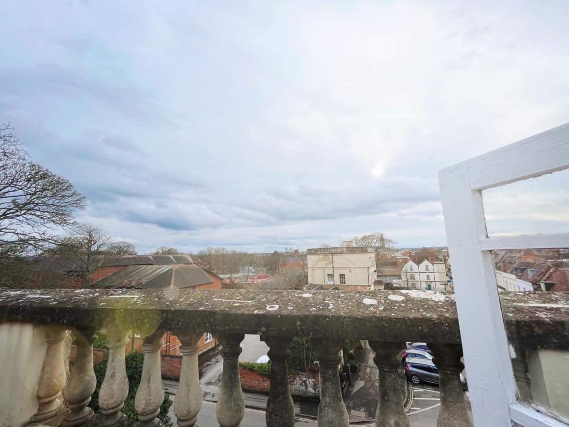 4 Bed Loft Apartment Overlooking Historic Town Trowbridge Exterior photo