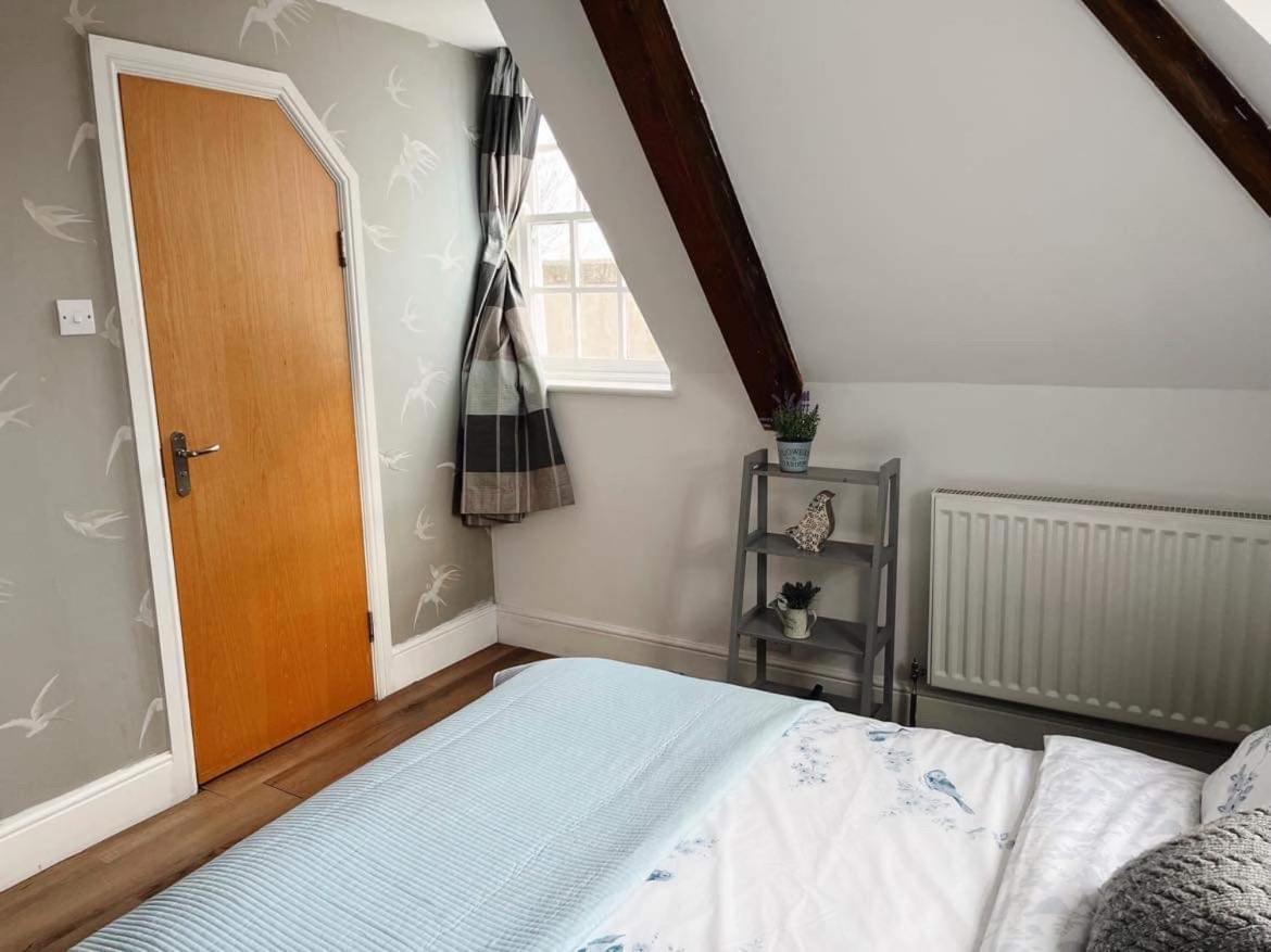 4 Bed Loft Apartment Overlooking Historic Town Trowbridge Exterior photo