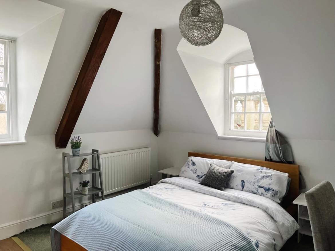 4 Bed Loft Apartment Overlooking Historic Town Trowbridge Exterior photo