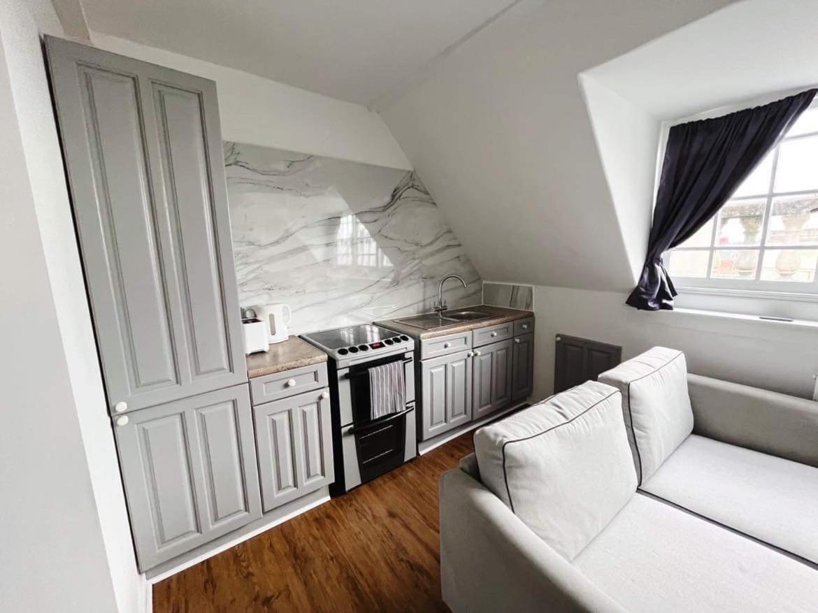 4 Bed Loft Apartment Overlooking Historic Town Trowbridge Exterior photo
