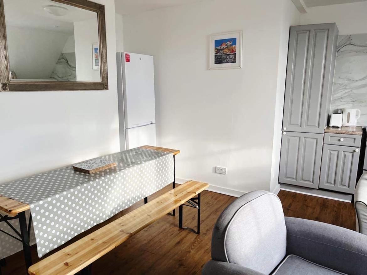 4 Bed Loft Apartment Overlooking Historic Town Trowbridge Exterior photo